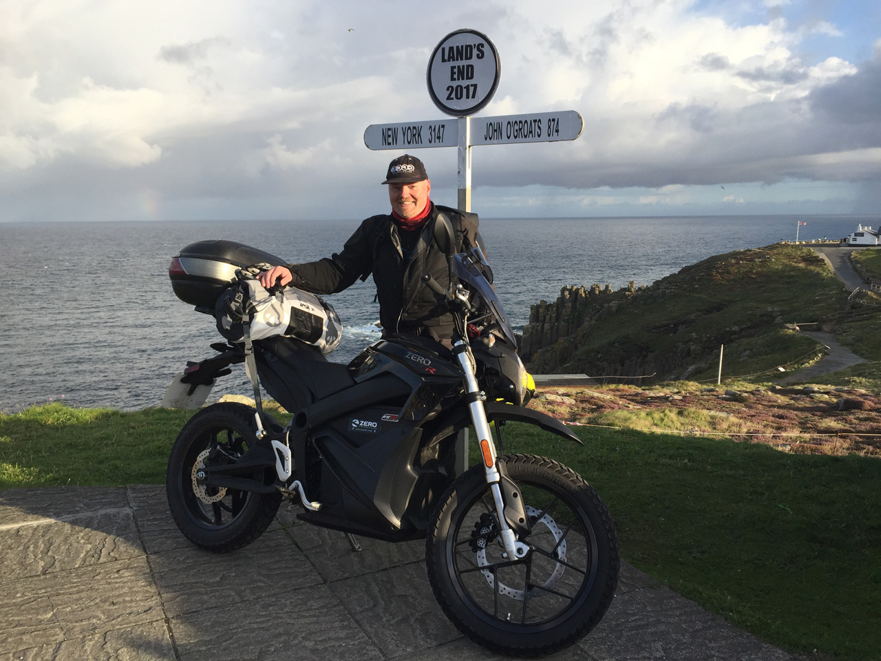 John Chivers and his Zero DSR electric motorcycle at Land's End. Official moment of departure.